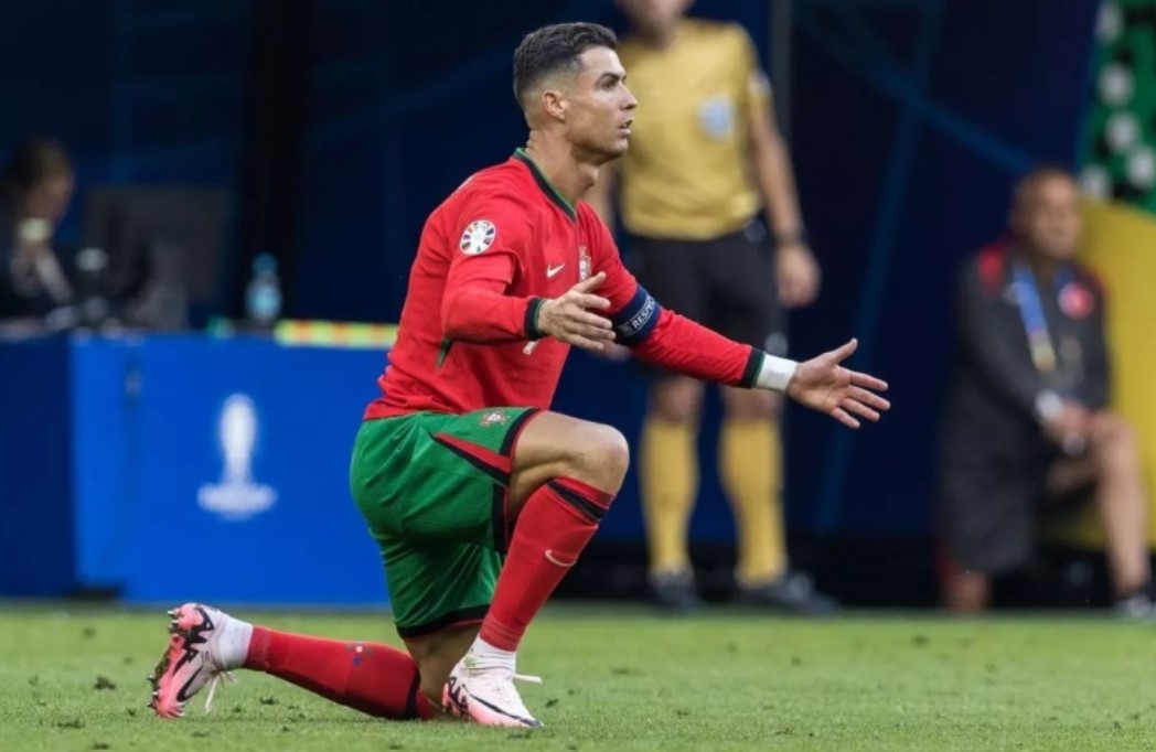 Cristiano Ronaldo mượn giày đồng đội đá trận Thổ Nhĩ Kỳ tại Euro 2024
