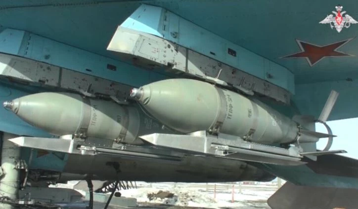 Tiêm kích-bom Su-34 mang bom lượn FAB-500 trong một đợt không kích. (Ảnh: Bộ Quốc phòng Nga)