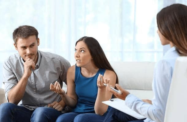 Cãi nhau với mẹ chồng mà chồng thản nhiên đứng một bên nghịch điện thoại, tôi phẫn nộ nhất mực đòi ly hôn