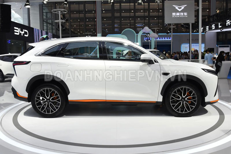 SUV lớn ngang Hyundai Santa Fe, tiết kiệm xăng hơn xe máy, giá từ 390 triệu đồng