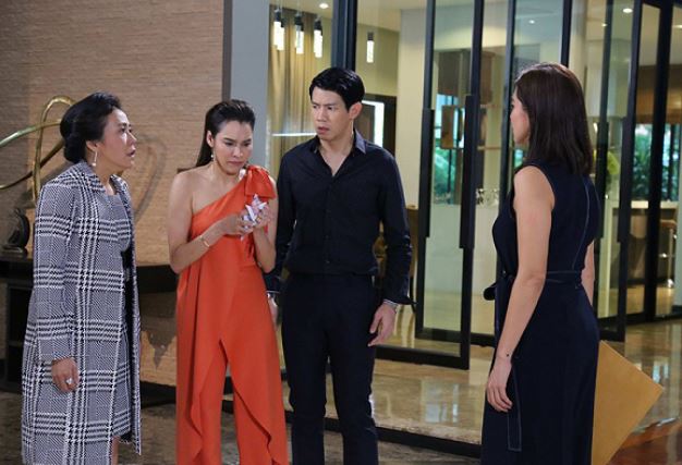 Mới sinh con được 10 ngày, mẹ chồng dúi bao tay bảo em đi rửa bát trong khi 3 chị chồng ăn cơm xong thì ngồi chơi nhưng phản ứng của chồng lại khiến em áy náy