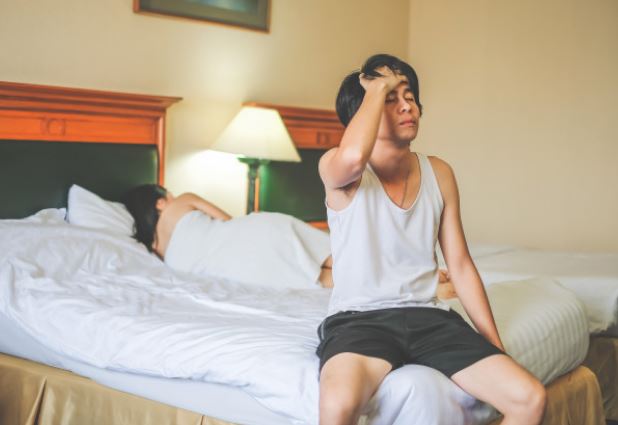 Mỗi lần nghe bước chân tiến sát giường, em lại phải đánh thức con để có cớ đẩy chồng ra