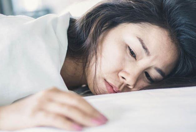 Thấy tôi được mẹ chồng cơm bưng nước rót, em chồng căm hận gửi tặng 1 cái nạng và loan tin thất thiệt về tôi cho cả họ hàng