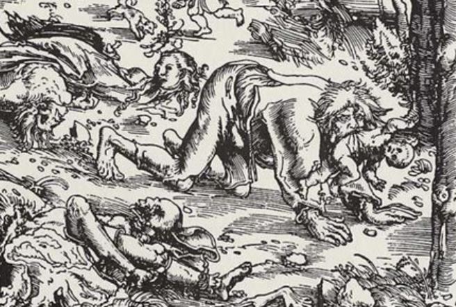 Đang cày ruộng, người nông dân phát hiện thùng gỗ, bên trong chứa vật thể làm cả làng bủn rủn chân tay