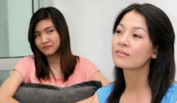 Trong bữa cơm 3 người, chồng tôi cười nhạt đưa ra mấy tấm ảnh trong điện thoại khiến em chồng tái mặt, rối rít xin tha thứ (P1)