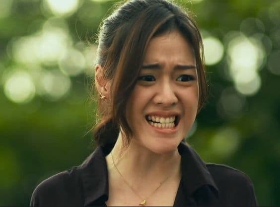 Về nhà chơi, tôi giật mình thấy mẹ đang dọn mâm bát vỡ giữa nhà, còn em dâu thì đứng chống nạnh trả treo