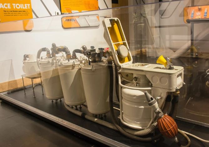 Các phi hành gia đi vệ sinh trong không gian như thế nào?