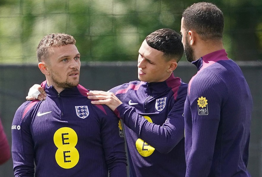 Biến căng! 2 ngôi sao ĐT Anh suýt 'tẩn nhau', Foden can ngăn