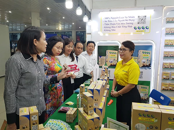 Giám đốc Sở Công Thương Đà Nẵng Lê Thị Kim Phương (áo dài hoa) cùng lãnh đạo các cơ quan hữu quan thăm gian hàng của DNNVV TP tại hội chợ hàng Việt tháng 6/2024.