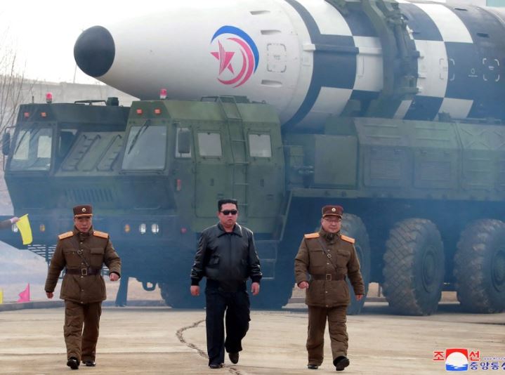 B&#xED; &#x1EA9;n kho v&#x169; kh&#xED; h&#x1EA1;t nh&#xE2;n c&#x1EE7;a Tri&#x1EC1;u Ti&#xEA;n v&#xE0; &#x111;i&#x1EC1;u ki&#x1EC7;n s&#x1EED; d&#x1EE5;ng