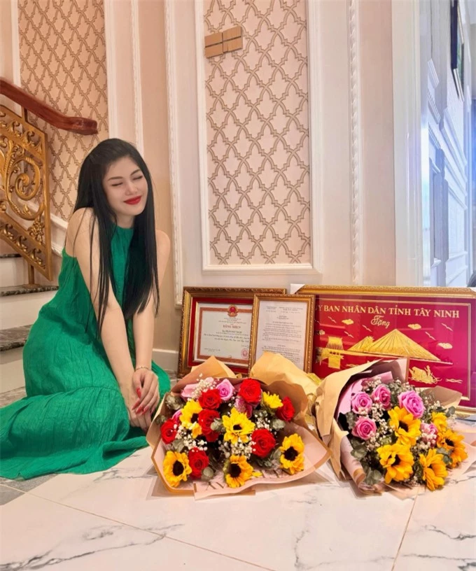 Lily Chen bên cạnh bằng khen do Chủ tịch Tỉnh Tây Ninh trao tặng vì hoạt động thiện nguyện 