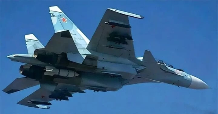 Một chiếc Su-30SM của Nga mang theo một quả bom IAB-500.