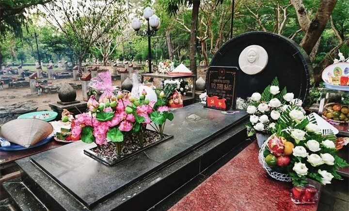 Nghĩa trang Hàng Dương là một trong những điểm du lịch nổi tiếng nhất Côn Đảo, nơi an nghỉ của hơn 2.000 liệt sĩ, trong đó có mộ chị Võ Thị Sáu.