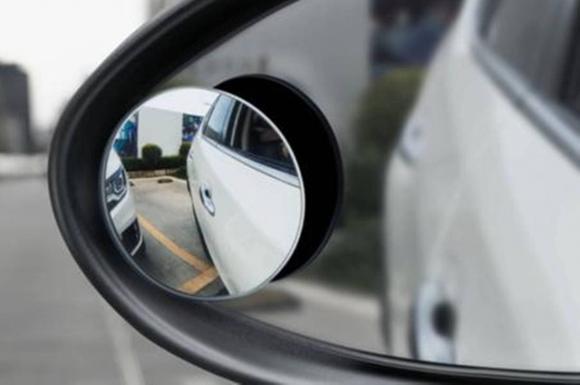 Có nhất thiết phải lắp gương tròn nhỏ lên gương chiếu hậu ô tô không? Hãy cùng nghe câu trả lời từ tài xế kinh nghiệm