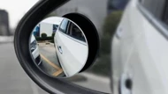 Có nhất thiết phải lắp gương tròn nhỏ lên gương chiếu hậu ô tô không? Hãy cùng nghe câu trả lời từ tài xế kinh nghiệm