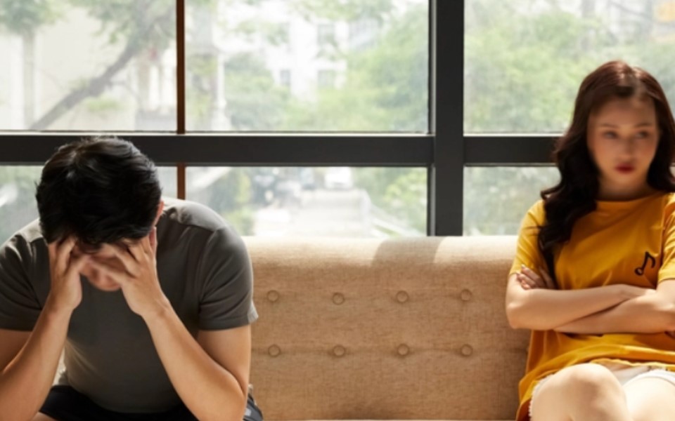 Con vừa tròn 1 tuổi thì tôi đưa đơn ly hôn trong sự kinh ngạc của chồng, tất cả vì câu anh vô tình thốt ra trước cửa phòng sinh