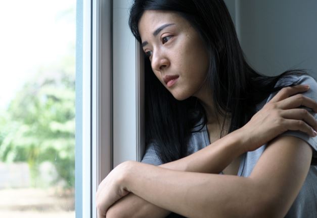 Em dâu tương lai đến chơi nhìn thấy mẹ chồng tôi đang hì hục chườm hạ sốt cho cháu, em ấy nhúng tay vào chậu nước rồi tức giận gào lên