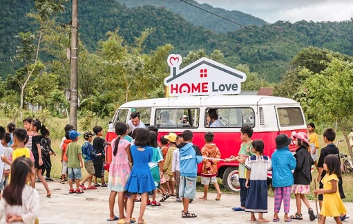 Trao học bổng cho 100 học sinh hoàn cảnh khó khăn tại Thừa Thiên Huế