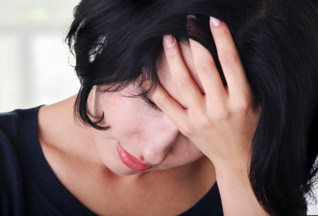 Chồng về nhà thấy tôi nấu cơm còn em chồng ngồi nghịch điện thoại, anh phẫn nộ đuổi thẳng cổ em gái rồi nói với mẹ chồng 3 câu khiến bà im bặt