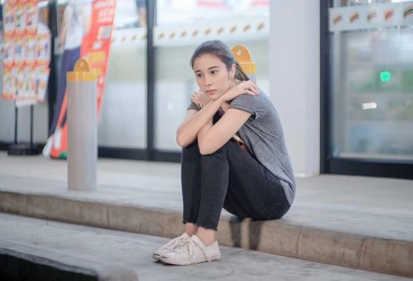 Đang cần tiền phẫu thuật cho chồng thì chị dâu cầm đến cho không một tỷ nhưng yêu cầu của chị giữa lúc nước sôi lửa bỏng khiến em giận tím người