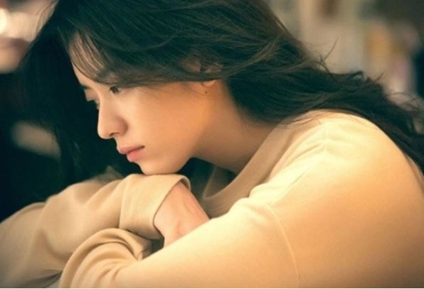 Em chồng đang xinh đẹp giỏi giang là vậy mà bỗng biến thành người điên, tôi ngỏ lời muốn đưa em ấy đi thì không ngờ bị bố mẹ chồng nhảy dựng lên phản đối