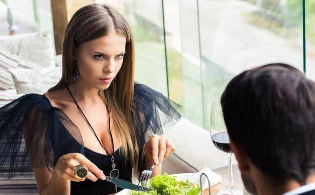 Mẹ nhắc con gái: đàn ông có 3 thói quen này khi đi ăn đa phần là tính xấu, đừng hẹn hò