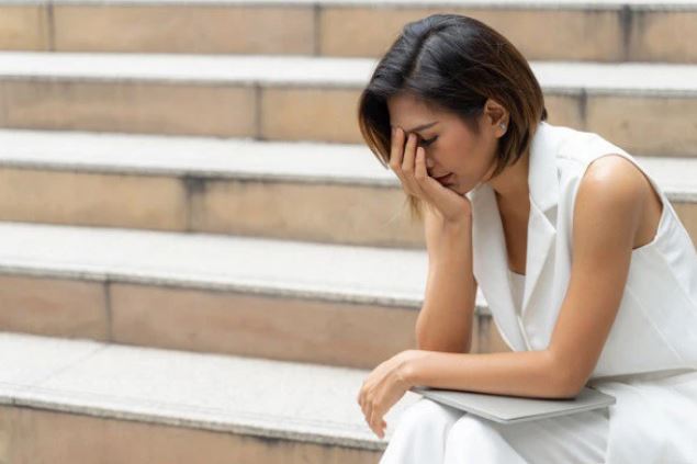 Ngồi trong xe hoa, em đang khóc tức tưởi vì nhớ con thì chồng đặt thằng bé bên cạnh: "Anh không thể tuyệt tình như thế!"