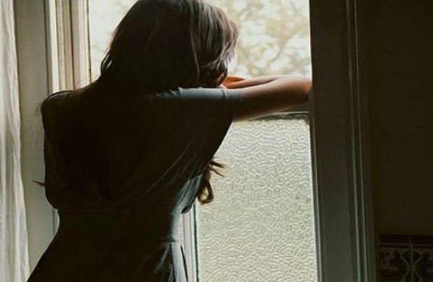 Thấy vợ hì hục rửa đống bát đĩa tới tận 10 giờ đêm, chồng tôi gọi mấy chị gái tới rồi tuyên bố: "Tương lai em mặc kệ các anh chị" khiến ai nấy rụng rời sợ hãi