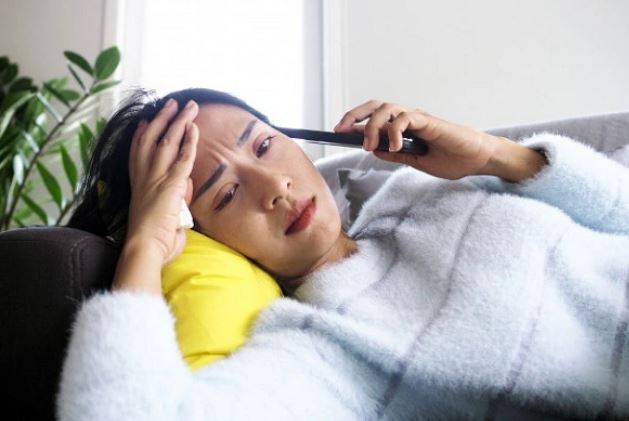 Thấy con dâu mới sinh đứng rửa bát, mẹ chồng em giật phăng bao tay ném thẳng vào con trai rồi tuyên bố một câu xanh rờn