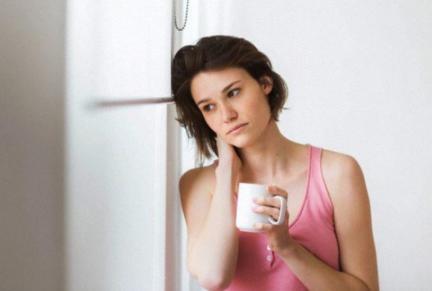 Đi hưởng tuần trăng mật về, vợ chồng em sững người khi thấy ảnh cưới nằm chỏng chơ ngoài cổng cùng câu tuyên bố đầy giận dữ của mẹ chồng