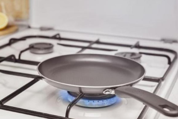 Sai lầm khi sử dụng chảo chống dính mà nhiều người mắc phải, vừa khiến món ăn không ngon lại cực hại sức khỏe