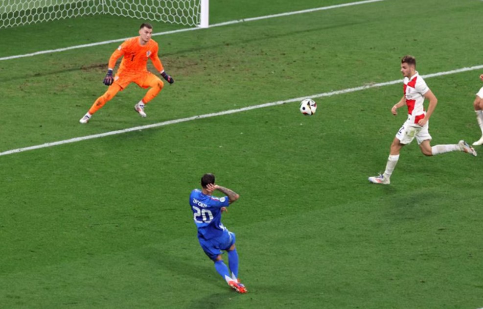 Italia giật lại vé đi tiếp từ tay Croatia ở phút 90+8