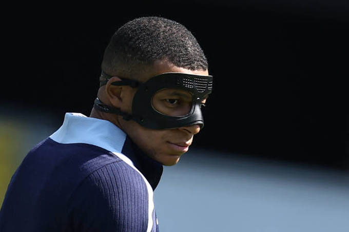 Deschamps sợ Mbappe... lệch chuẩn vì đeo mặt nạ