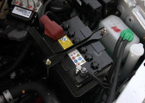 Cách tự cứu mình khi xe ô tô bỗng dưng hết pin, tài xế giàu kinh nghiệm sẽ mách bạn câu trả lời