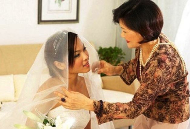 Chưa về làm dâu đã bị bắt đi chăm bà nội chồng 3 tháng ở viện, đến ngày cưới em ngây như phỗng với chiếc chìa khóa căn nhà 2 tầng bà trao