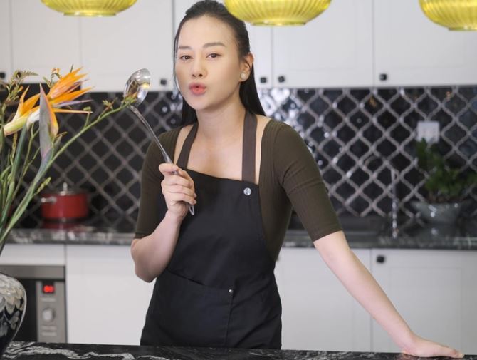 Phương Oanh vào bếp sau hơn 1 tháng sinh con, được khen nức nở về vóc dáng nhưng vẫn bị nhắc điều này