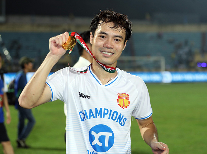 Văn Toàn khoe Công Phượng về cúp vô địch: 'Cuối cùng thì cũng biết cảm giác nâng cúp là thế nào'