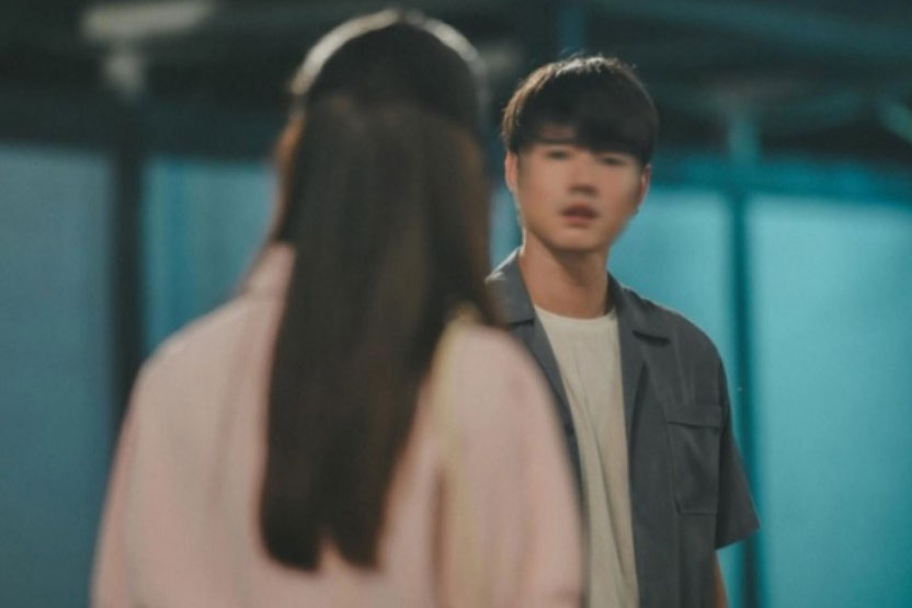 Một tháng không nhìn thấy chồng, đến khi gặp lại, tôi và hai con ngơ ngác không tin vào mắt mình, càng không biết phải phản ứng thế nào