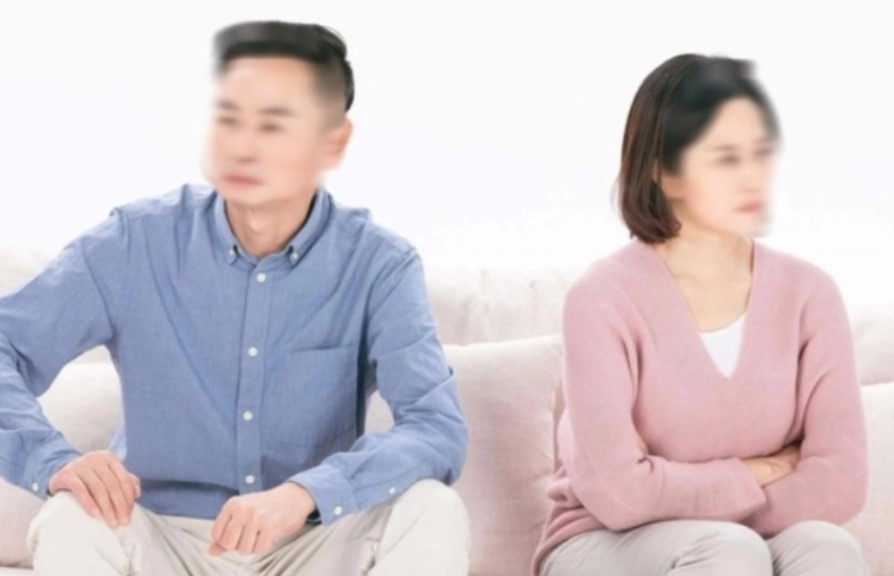 Kỷ niệm 25 năm ngày cưới, chồng tặng tôi cuốn sổ tiết kiệm trị giá 5 tỷ nhưng tôi đáp lại anh bằng tờ đơn ly hôn