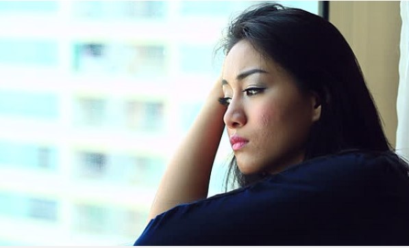 Khó hiểu vô cùng vì cô hàng xóm trẻ đẹp ngày nào cũng mời vợ một tách trà hoa hồng, lời giải nằm ở bức thư gài dưới khe cửa 1 tháng sau