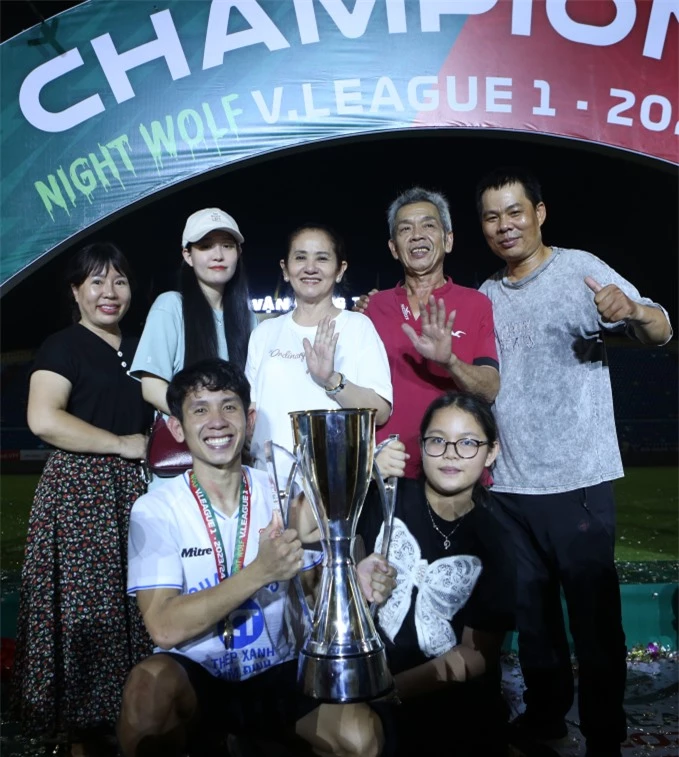 Hồng Duy cùng CLB Nam Định vô địch V.League 2023/24 tối ngày 25/6. Đáng chú ý, trong ngày vô địch tiền vệ sinh năm 1996 có sự ủng hộ của gia đình. Đặc biệt vợ mới cưới của anh là Kiều Oanh cũng xuất hiện (áo xanh min)