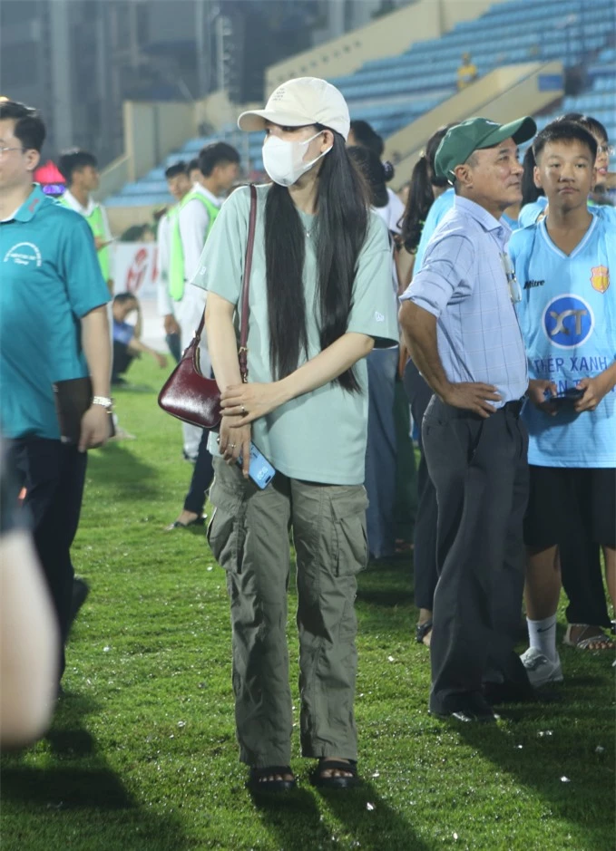 Phạm Kiều Oanh mặc đồ giản dị đến sân vận động