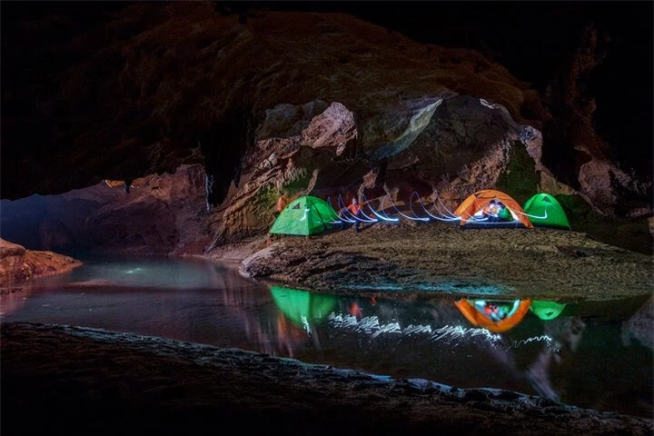 Một trong những trải nghiệm mà du khách cực thích khi khám phá hang Chà Lòi đó là cắm trại qua đêm.