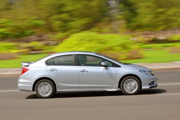 Tài xế xe đường dài luôn mang một viên sỏi bên cạnh, lý do liên quan đến sự an toàn, tài xế nào cũng nên biết