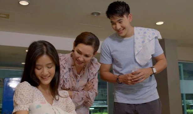 Thấy tôi suốt ngày bế con, cô hàng xóm liền mỉa mai, nào ngờ bị mẹ chồng tôi "đốp" lại một câu khiến cô ấy bẽ mặt