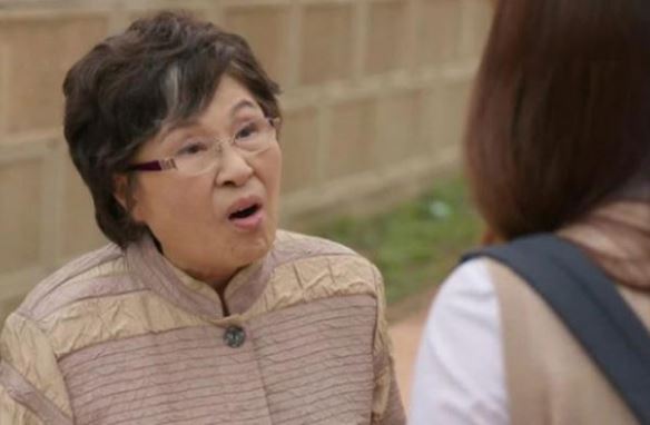 Đêm tân hôn, mẹ chồng ngồi sừng sững trên giường cưới để rồi khi biết lý do, tôi run rẩy sợ hãi