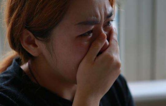 Luôn trốn tránh mẹ chồng bị liệt nửa người, tôi cay mắt khi thấy hành động của bà trong mưa