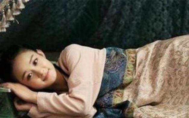 Tại sao cung nữ thời cổ đại lại ngủ nghiêng và chân của họ phải được đặt đúng cách? Lý do cho điều này là gì?