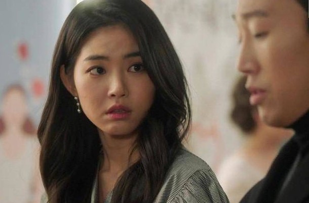 Sáng ngủ dậy, tôi hoảng hốt thấy mình đang nằm trên giường của anh hàng xóm mà tôi ghét cay ghét đắng