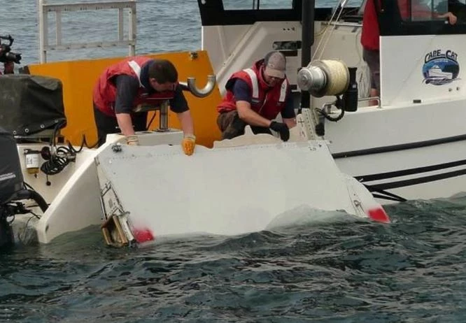 Một mảnh vỡ nghi của MH370 được tìm thấy hồi năm 2015 (Ảnh: Reuters)
